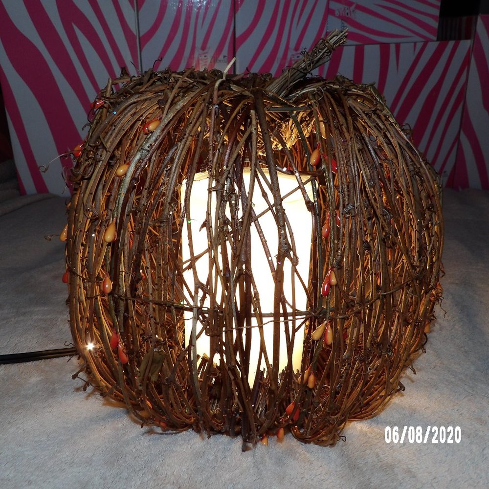Twig pumpkin shade (2 items included) with choice of light